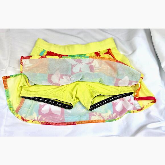 Brooks Women's D'Lite Mesh Flower Check Skort with inside pocket XS - Picture 3 of 9